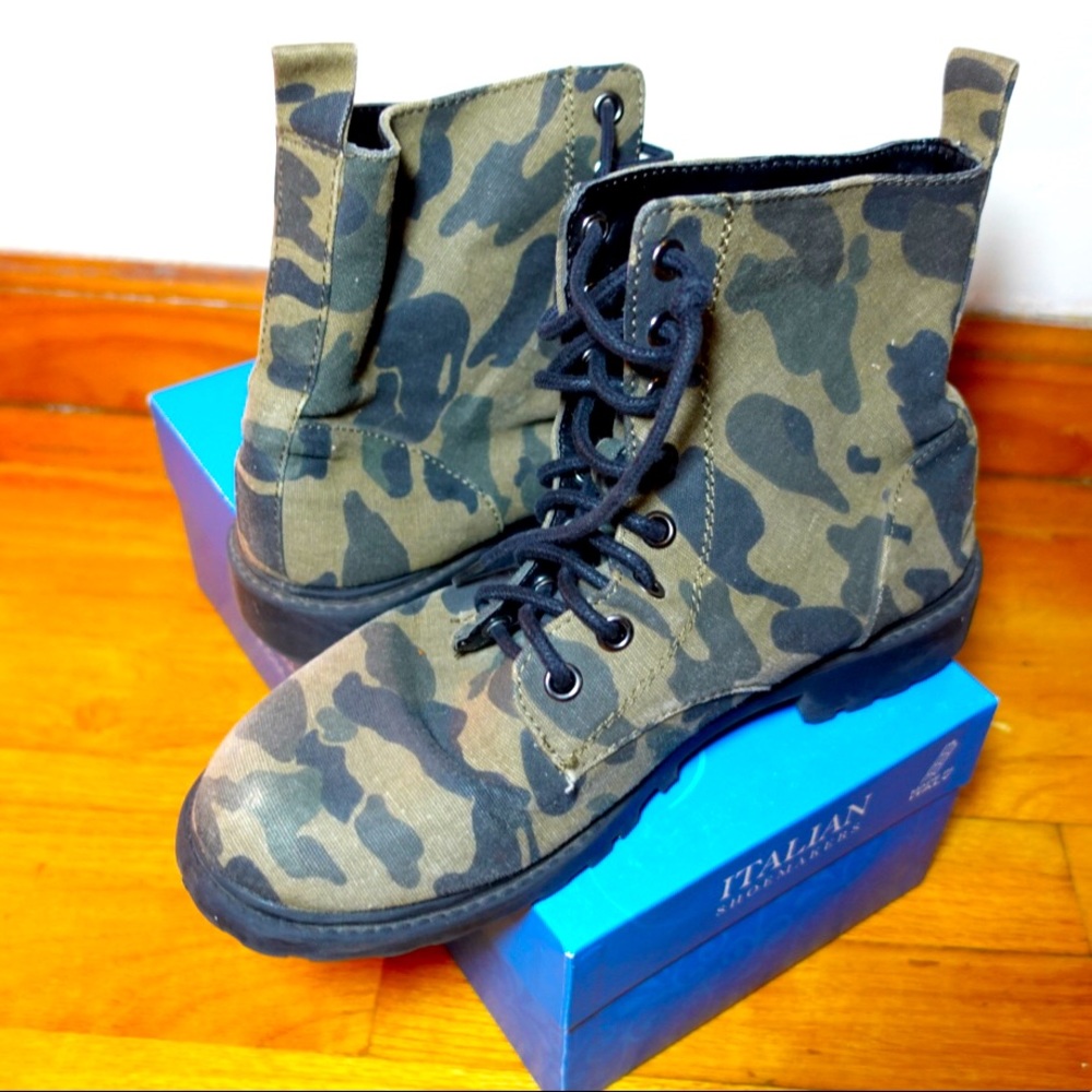 Camouflage combat boots